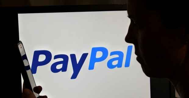 Silhouette einer verärgerten australischen Frau über PayPal Logo