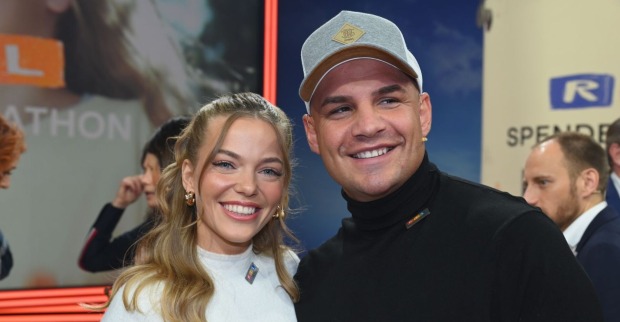 Laura Maria Rypa und Pietro Lombardi lächeln Arm in Arm bei einem öffentlichen Event in die Kamera, beide wirken glücklich.
