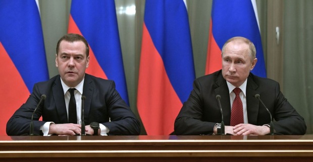 mehrere russische Flaggen.