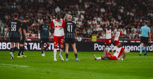 Petar Ratkov und Dorgeles Nene im Einsatz für Red Bull Salzburg beim Heimspiel der Champions-League-Quali gegen Club Brügge.