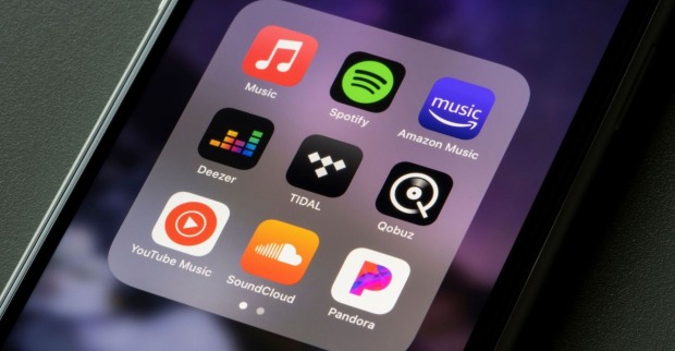 Smartphone-Bildschirm mit App-Icons von Musikstreaming-Diensten: Apple Music, Spotify, Amazon Music, Deezer, Tidal, Qobuz, YouTube Music, SoundCloud und Pandora.