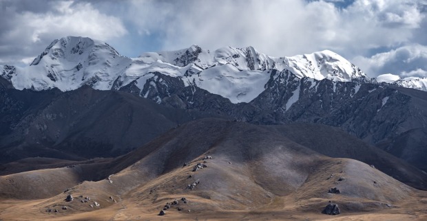 Panoramabild: Der Gebirgszug Tian Shan.