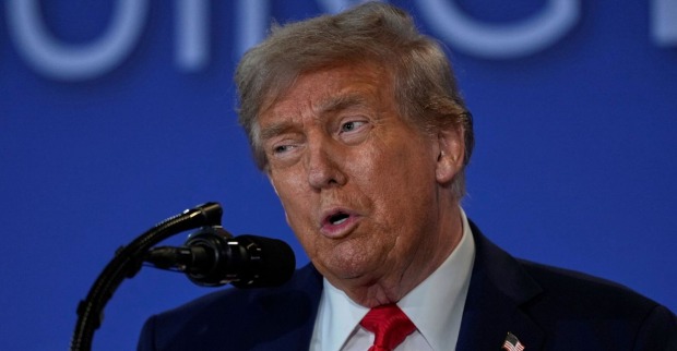 US-Präsident Donald Trump spricht am Rednerpult ins Mikrofon, Nahaufnahme bei einem Auftritt in Washington