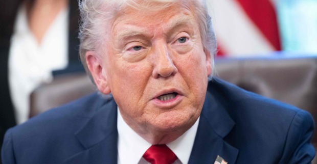 Donald Trump spricht bei einem Treffen im Weißen Haus. Der US-Präsident blickt ernst und trägt einen dunkelblauen Anzug mit roter Krawatte.