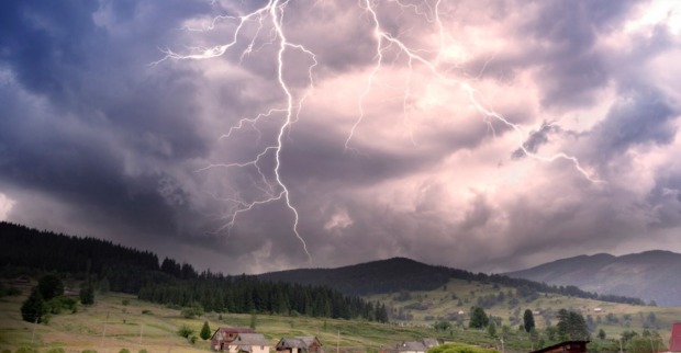 Ex-Hurrikan „Erin“ sorgt für Hitze, Föhn und Gewitter in Österreich.