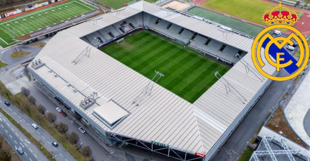 Außenansicht des Tivoli Stadions in Innsbruck, daneben ist das Logo von Real Madrid zu sehen