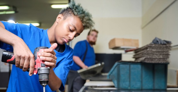 Junger Mann bei handwerklicher Arbeit in einer Werkstatt | Credit: Fokus Mensch