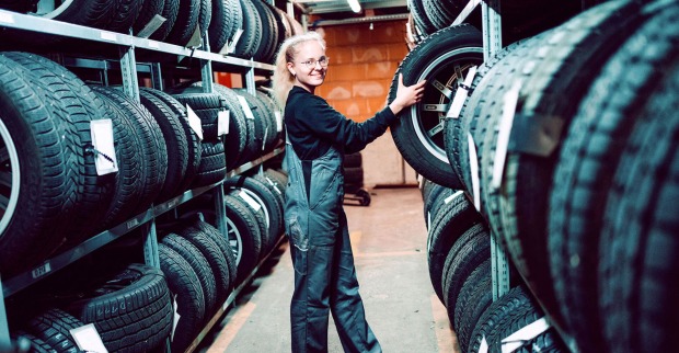 Junge Frau in einer Reifenanlage | Credit: Kneidinger Center