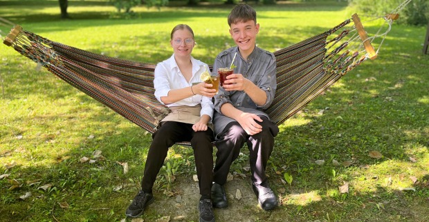 Die beiden Lehrlinge Isabella und Leon sitzen gemeinsam in der Hängematte | Credit: Kurhaus Schärding