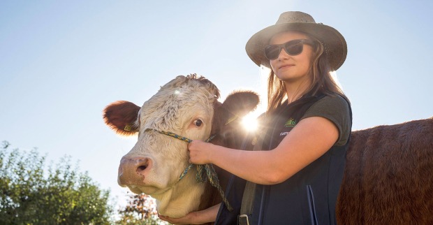 Junge Frau mit einer Kuh | Credit: Landwirtschaftliche Fachschule Zwett Edelhof