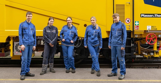 Lehrlinge posieren für ein Gruppenfoto | Credit: Plasser &amp; Theurer