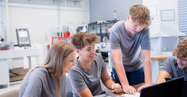 Junge Frauen und Männer arbeiten gemeinsam an einem Projekt | Credit: RO-RA