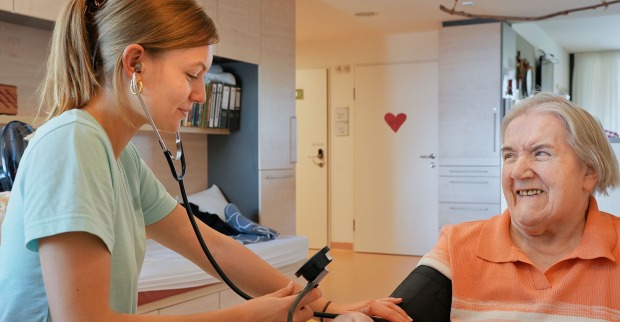 Junge Pflegerin misst bei Seniorin den Blutdruck | Credit: SHV Kirchdorf