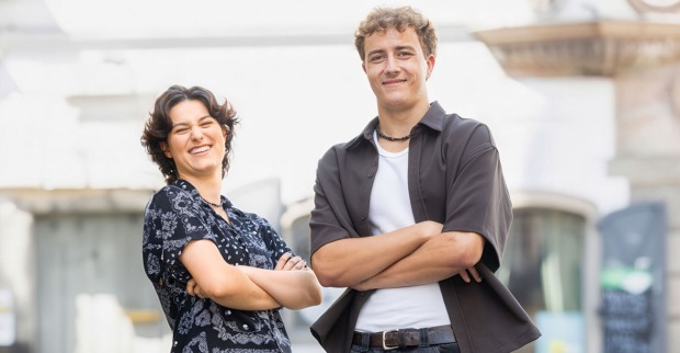 Junge Frau und junger Mann in Siegerpose | Credit: Magistrat Linz