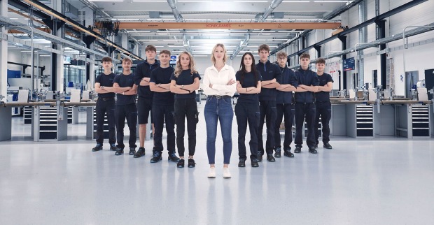 Lehrlinge posieren für ein Gruppenfoto in einer Werkshalle | Credit: STARLIM Spritzguss