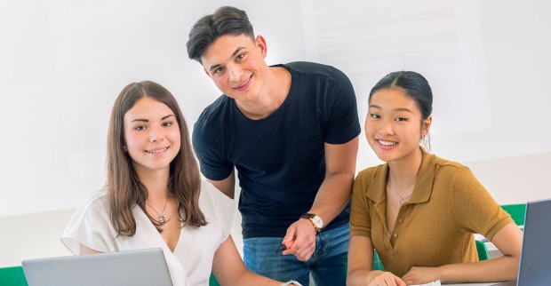 Zwei Schülerinnen und ein Schüler posieren für ein Gruppenfoto | Credit: Gerry Frank Photography