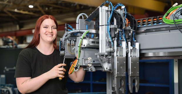 Weiblicher Lehrling bei der Arbeit in der Produktion | Credit: WFL Millturn Technologies