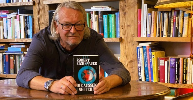Ein Mann mit einem Buch in der Hand