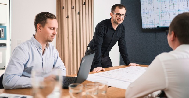 Mitarbeiter bei Elektro Reindl | Credit: Robert Maybach