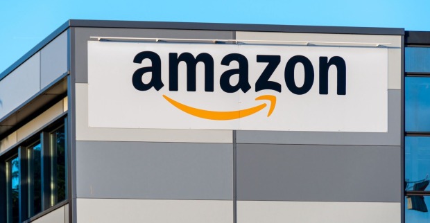 Amazon-Gebäude von außen mit großem Firmen-Schriftzug.