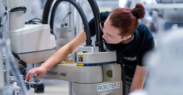 Lehrling bei der Arbeit | Credit: APTIV
