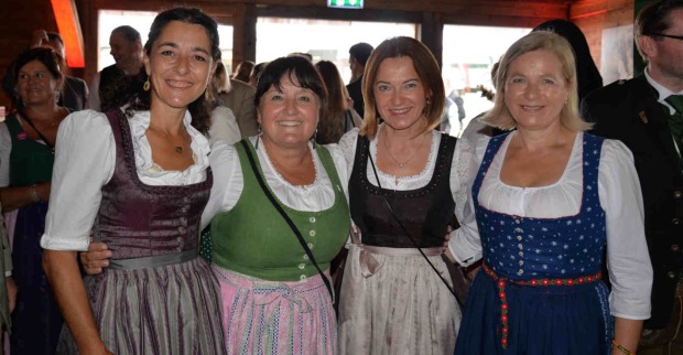 Vier Frauen in Tracht posieren für ein Foto