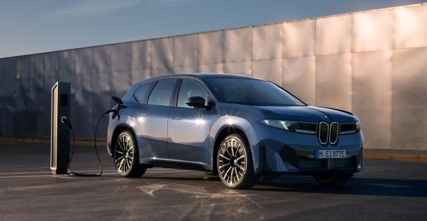 Produktfoto des neuen BMW-iX3 an einer Elektrozapfsäule