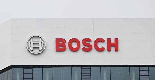 Bosch-Logo an der Fassade eines Firmengebäudes, Symbolbild zum angekündigten Stellenabbau des Autozulieferers.