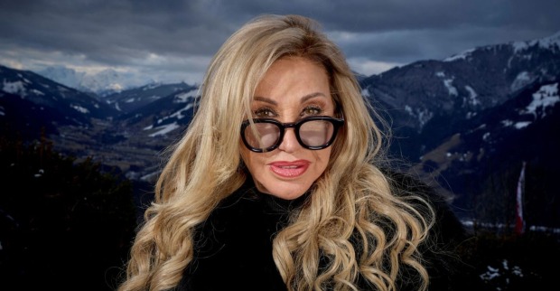 Carmen Geiss mt einer schwarzen Brille