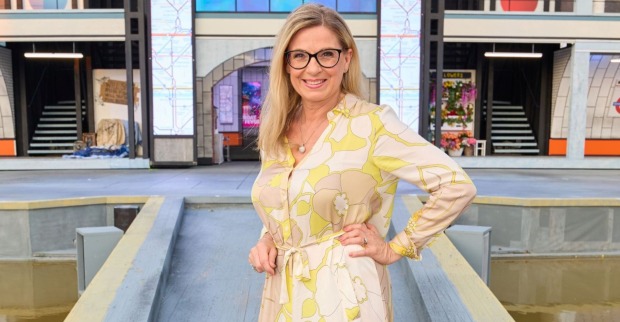 Christa Kummer in einem gelben Kleid