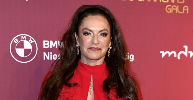 Christine Neubauer mit rotem Kleid