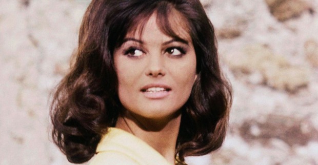 Porträt der jungen Claudia Cardinale mit braunen Haaren und gelbem Kleid, aufgenommen in den 1960er-Jahren.