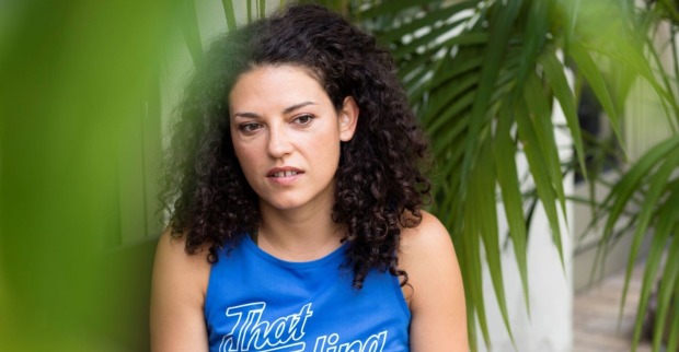 Claudia Kottal mit blauem T-Shirt.