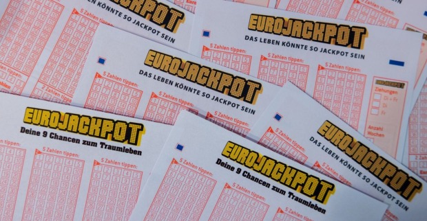 Eurojackpot-Spielscheine mit Zahlenfeldern und Logo der Lotterie, Symbolbild für den Lottogewinn.