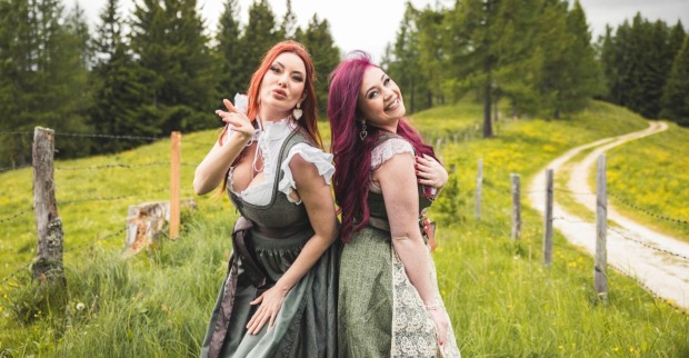 Kult-US-Maklerin Elizabeth mit Freundin Vanessa auf einer Wiese