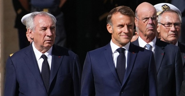 Der französische Premierminister François Bayrou (L) und der französische Präsident Emmanuel Macron nehmen am 5. September 2025 im Hof des Hôtel des Invalides in Paris an einer Abschiedszeremonie für den ehemaligen Generalstabschef der französischen Streitkräfte, Thierry Burkhard, teil
