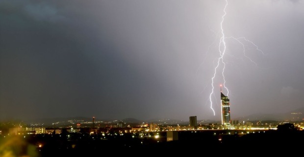Gewitter in der österreichischen Bundeshauptstadt Wien, ein Blitz schlägt in der Nähe des Millenium Towers in wien-Brigittenau ein