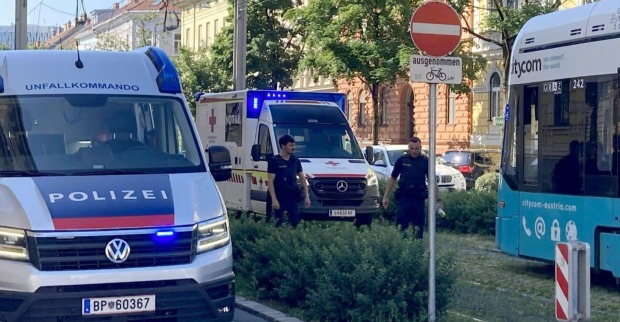 Einsatzkräfte von Polizei und Rettung bei einem schweren Straßenbahnunfall in Graz 2023, Straßenbahn und Einsatzfahrzeuge an der Unfallstelle.