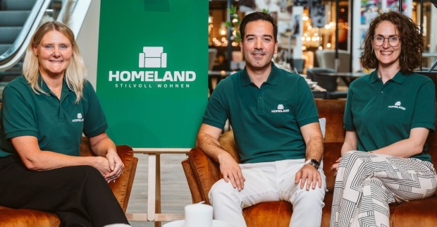 Die Geschäftsführung des neuen Möbelhauses Home auf einer braunen Couch