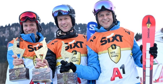 Das Siegerteam mit (v.l.) Martin Resel, dem ehemaligen Skirennfahrer Hannes Reichelt und Thomas Arnoldner anlässlich des? KitzCharityTrophy 2025"-Events am Samstag, 25. Jänner 2025, im Zielbereich der Streif in Kitzbühel