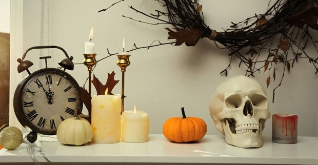 Totenkopf mit Kürbissen | Credit: iStock.com/Liudmila Chernetska