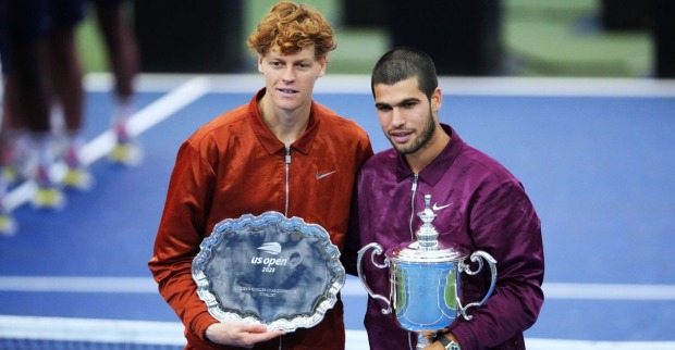 ChatGPT:  Sieger Carlos Alcaraz (R) aus Spanien und der Zweitplatzierte Jannik Sinner aus Italien posieren mit ihren Trophäen nach ihrem Herren-Einzelfinale bei den US-Open-Tennismeisterschaften 2025 in New York, Vereinigte Staaten, am 7. September 2025