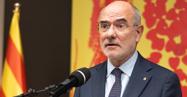 Regionalminister Jaume Duch mit Mikrophon am Podium
