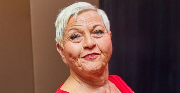Jazz Gitti mit einem roten Oberteil