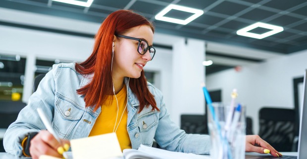 Junge Frau beim Arbeiten | Credit: stock.adobe.com/maxbelchenko