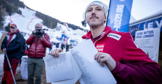 Alpiner Skisport, Weltmeisterschaften, Abfahrt, Herren: Julian Schütter, Skirennläufer (Österreich) und Klimaschutzaktivist, präsentiert einen Brief, der von rund 150 Athletinnen und Athleten unterzeichnet wurde und den er dem Internationalen Skiverband FIS übergeben möchte. In dem Schreiben fordern die Sportler mehr Engagement im Kampf gegen den Klimawandel.