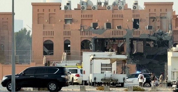 Zerstörtes Wohn- und Bürogebäude in Doha, Katar, nach israelischem Luftangriff – Fassade eingestürzt, Einsatzkräfte und Fahrzeuge vor Ort.
