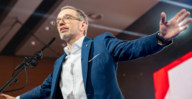 Herbert Kickl auf der Bühne.