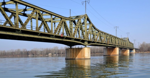Die Stadlauer Ostbahnbrücke in Wien: Die historische Stahlkonstruktion verbindet den 2. mit dem 22. Bezirk und wurde nun von einem Kreuzfahrtschiff gerammt.