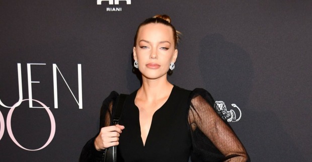 Laura Maria Rypa in einem schwarzen Kleid